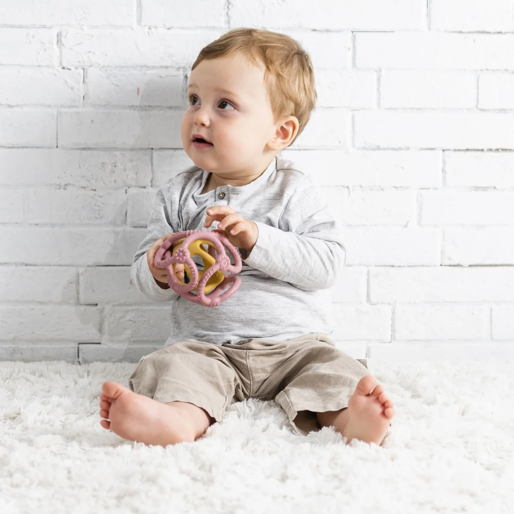 NATTOU Set De 2 Balles En Silicone Rose Et Jaune 6 NATTOU Set De 2 Balles En Silicone Rose Et Jaune – Image 4