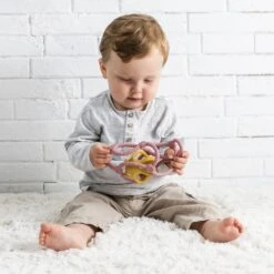 NATTOU Set De 2 Balles En Silicone Rose Et Jaune 11 NATTOU Set De 2 Balles En Silicone Rose Et Jaune -Nattou jo056176667 4